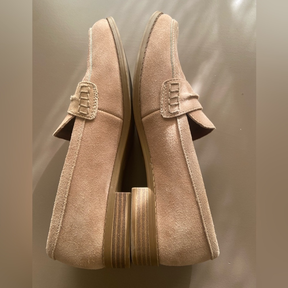 Universal Thread Suede Tan Loafers women’s!!